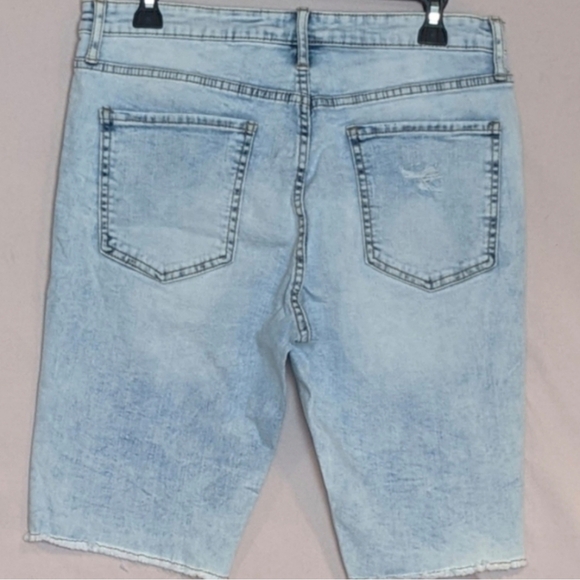 Fashion Nova Men Beach Side Ripped Distressed Light Wash Denim Shorts size 32 - Picture 2 of 5